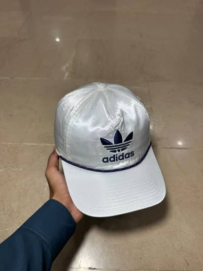 Adidas original cap 10/10 condition jisko Chayea jaldii sa rabta kare