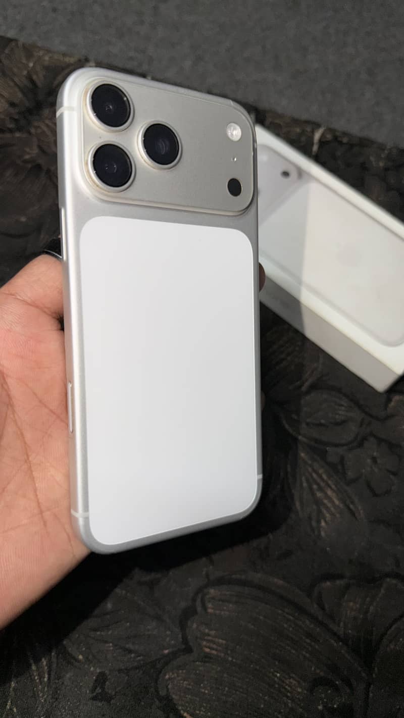 Apple iPhone 17 Pro Max 1