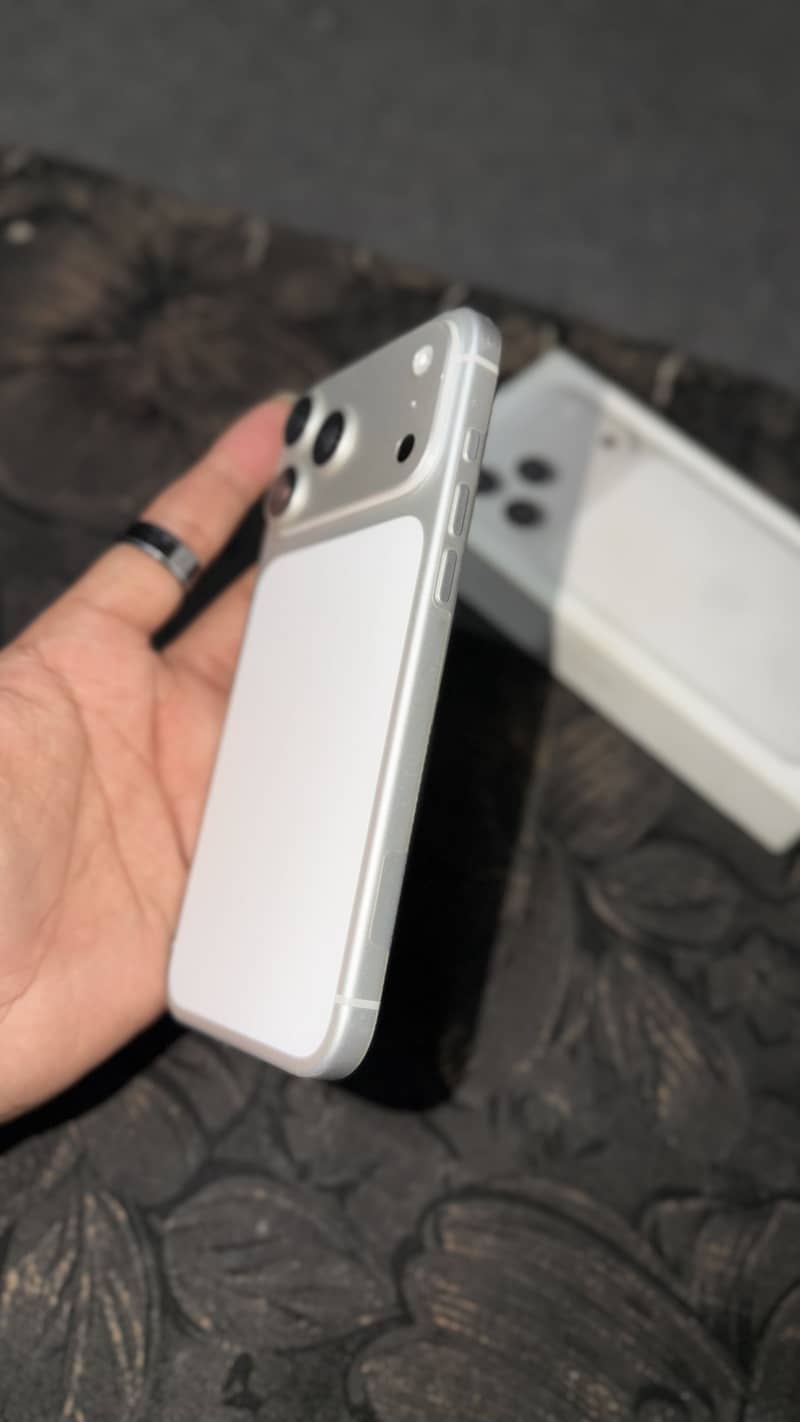 Apple iPhone 17 Pro Max 4