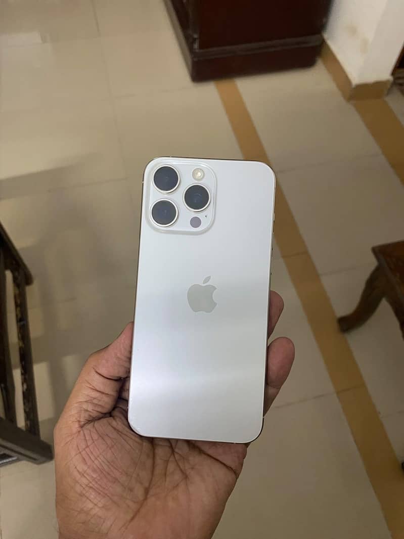 Apple iPhone 15 Pro Max 3