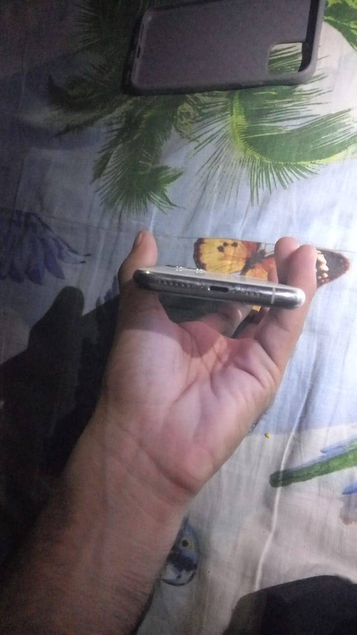 Apple iPhone 11 Pro 4