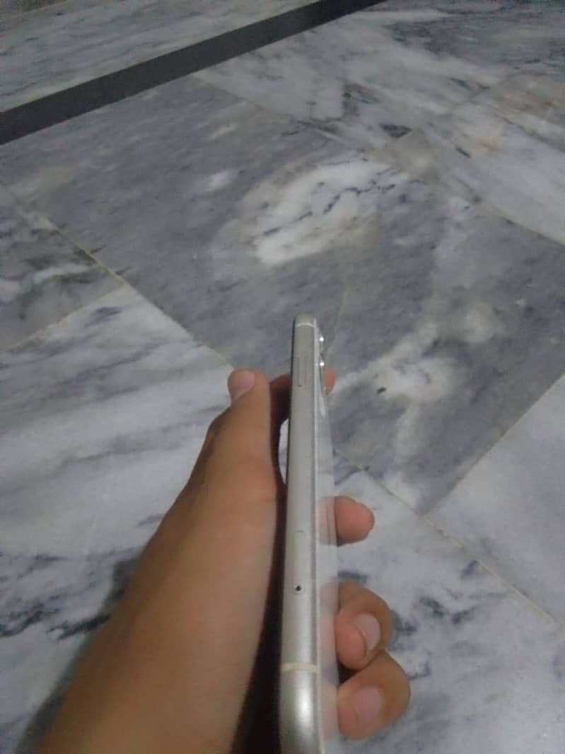 Apple iPhone 11 4