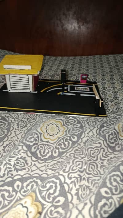 HOT WHEELS CARDBOARD GARAGE (CARS NOT INCLUDED)