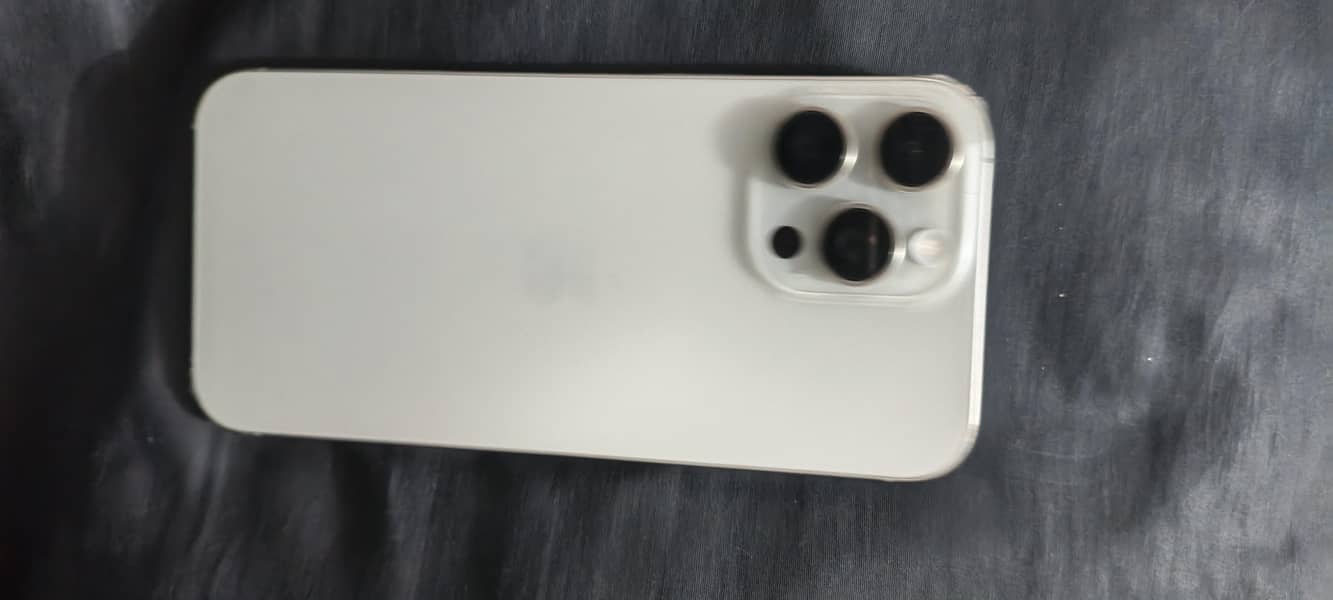 Apple iPhone 16 Pro Max 4