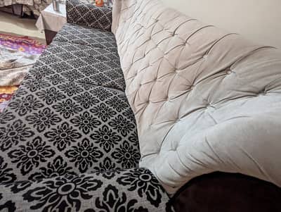 Beautiful 7 Seater luxury Sofa Set (3+2+1+1) available for sale.