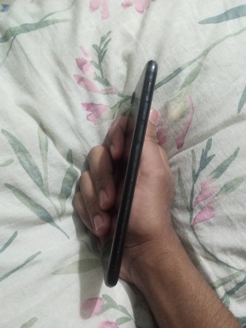 Apple iPhone 7 3