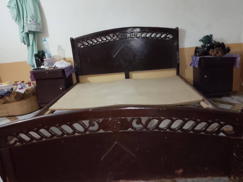 King size bed 0
