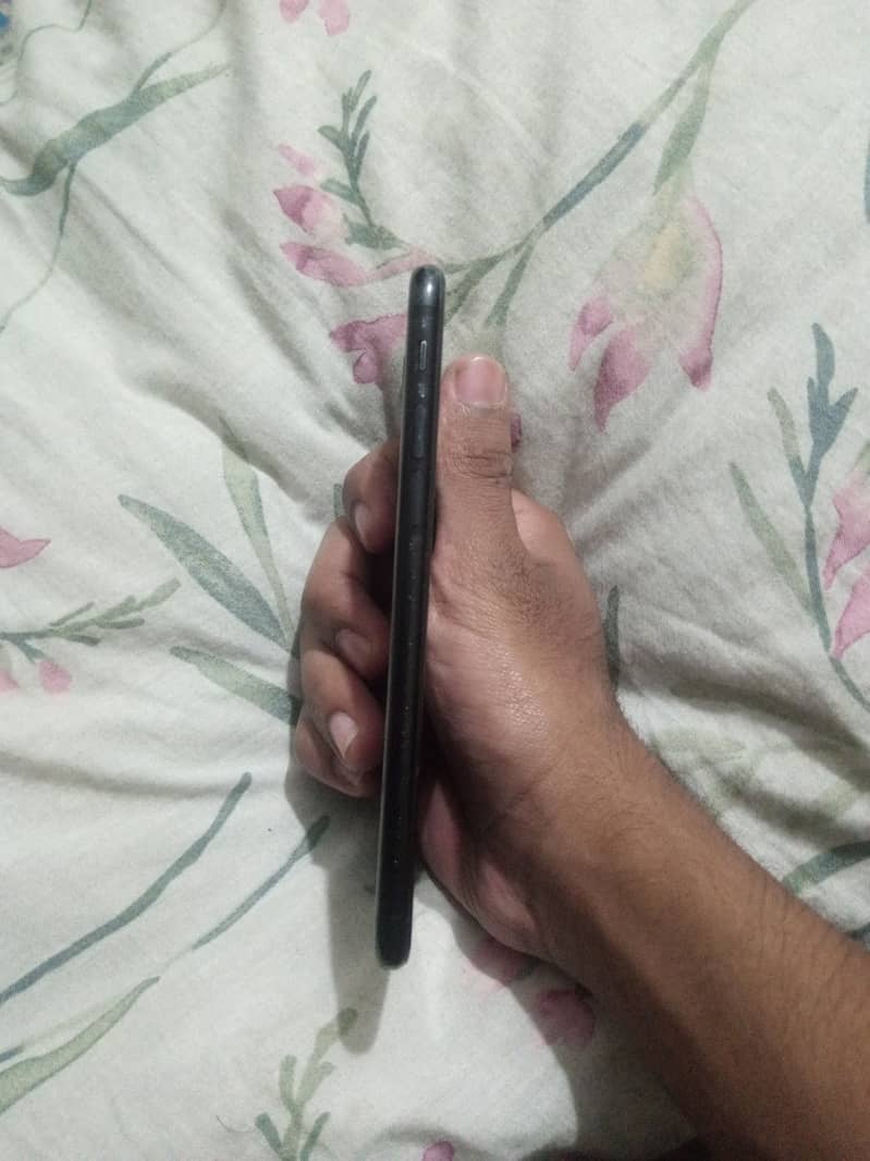 Apple iPhone 7 3