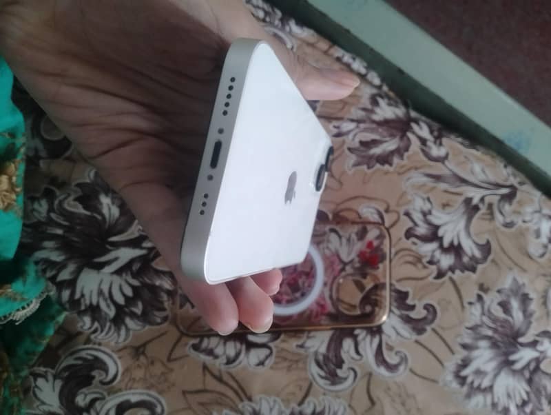 Apple iPhone 13 2