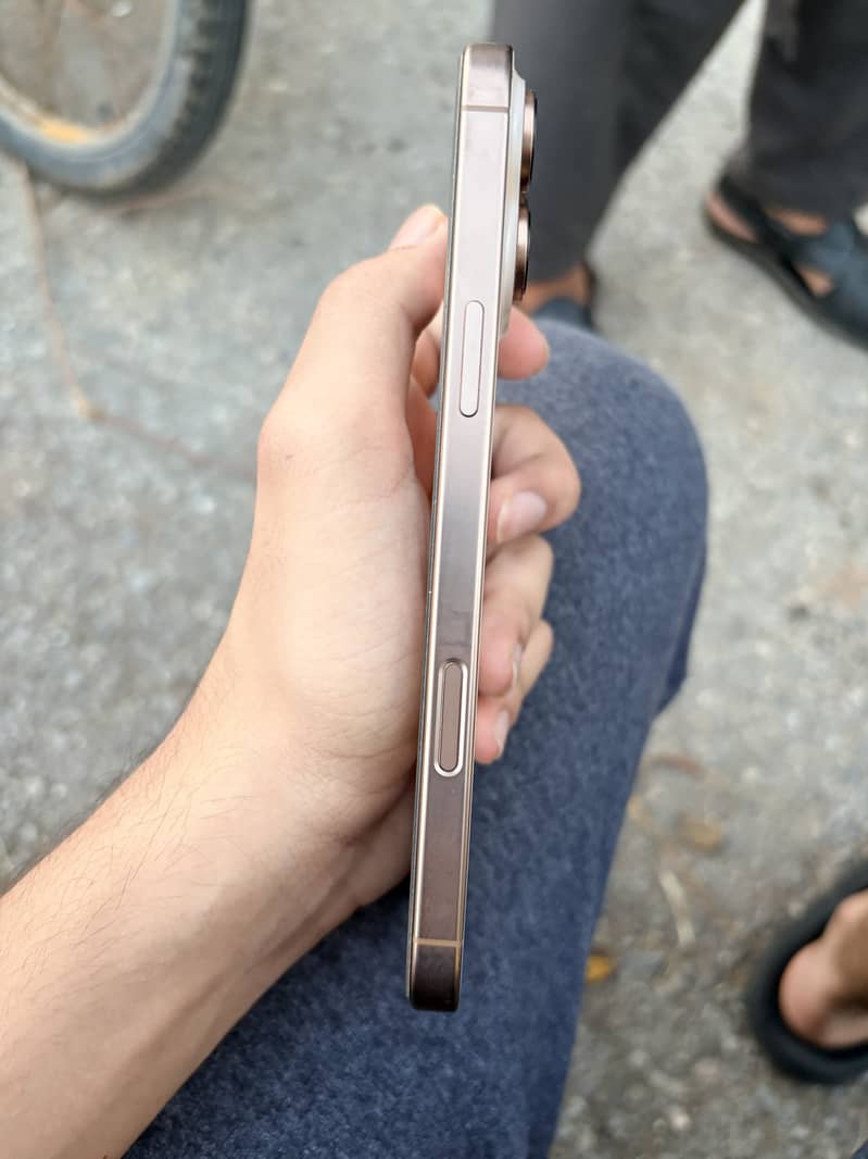 Apple iPhone 16 Pro Max 2