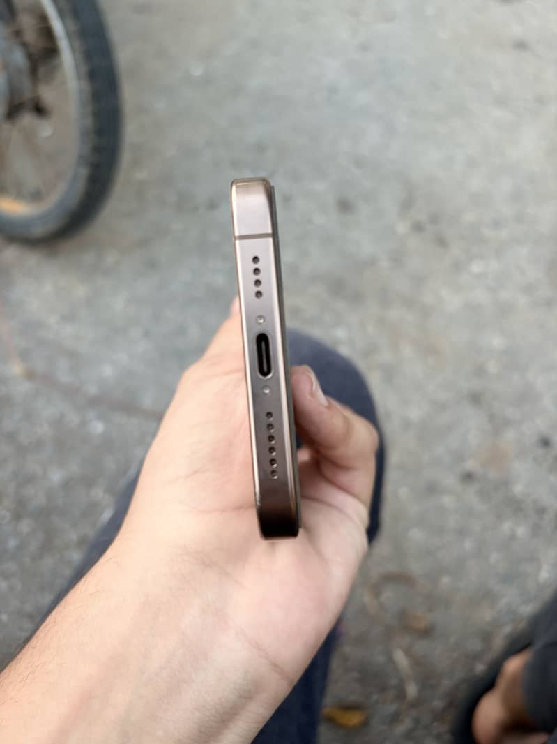 Apple iPhone 16 Pro Max 4