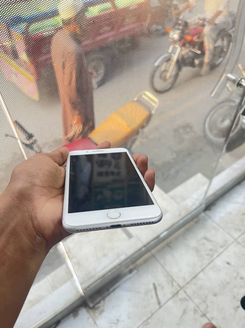 Apple iPhone 7 Plus 1