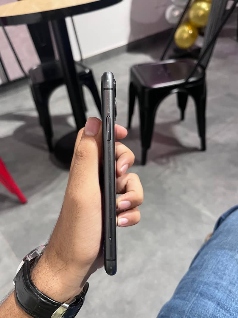 iPhone 11 4
