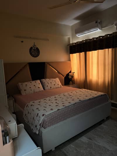 Double Bed Set with 2 Side Tables, Hydraulic Storage