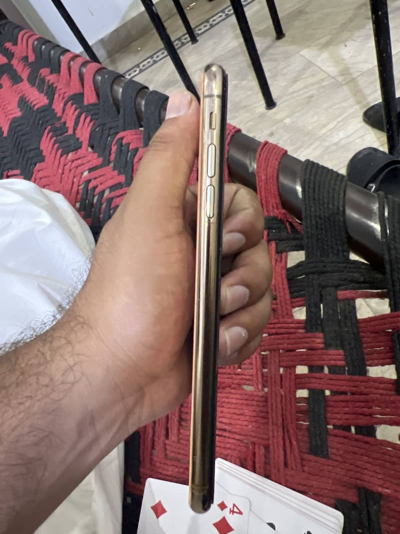 Apple iPhone XS Max 3