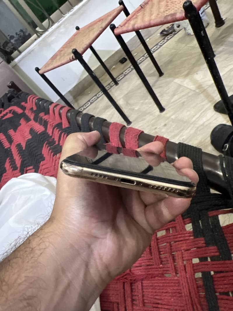 Apple iPhone XS Max 4