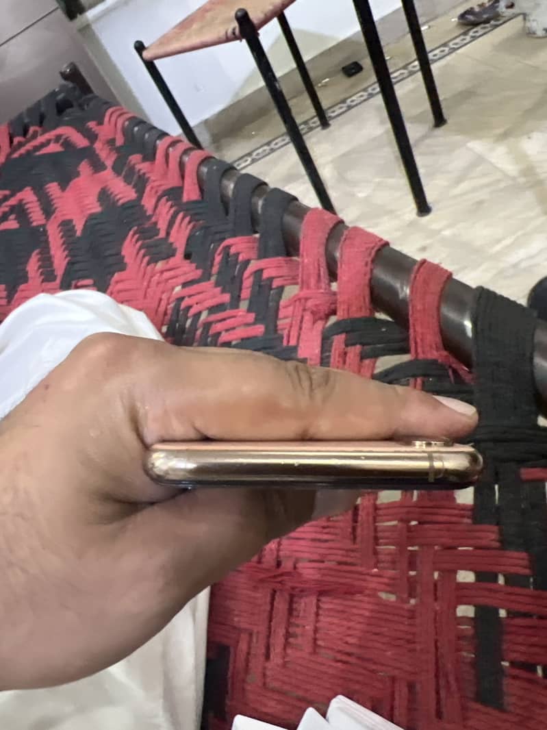 Apple iPhone XS Max 5