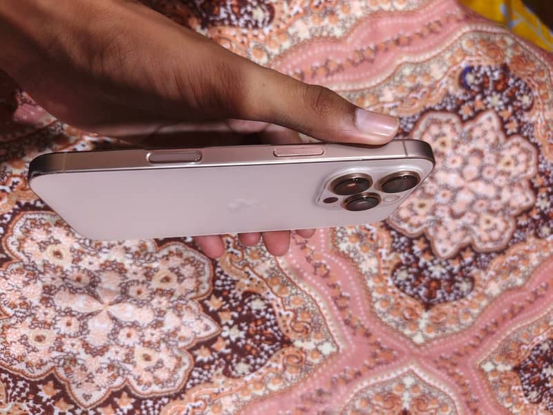 Apple iPhone 16 Pro 1