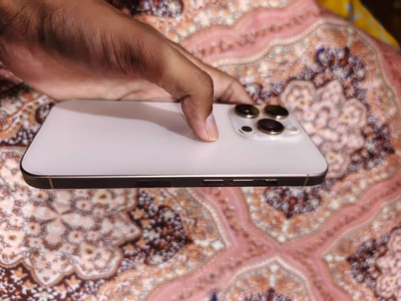 Apple iPhone 16 Pro 3