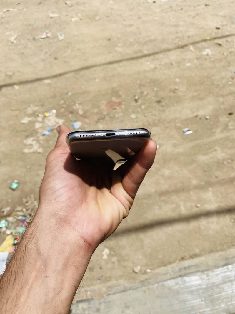 Apple iPhone X 4