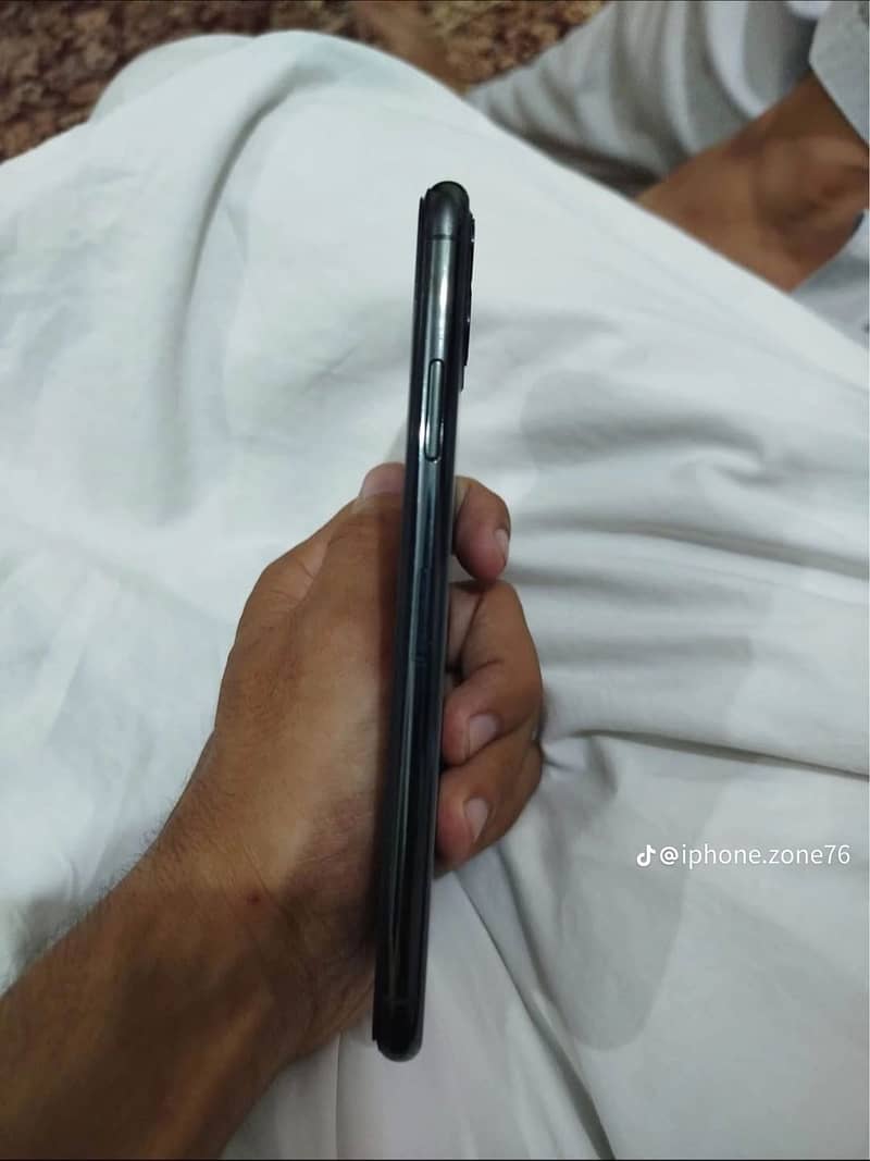 Apple iPhone 11 Pro Max 4