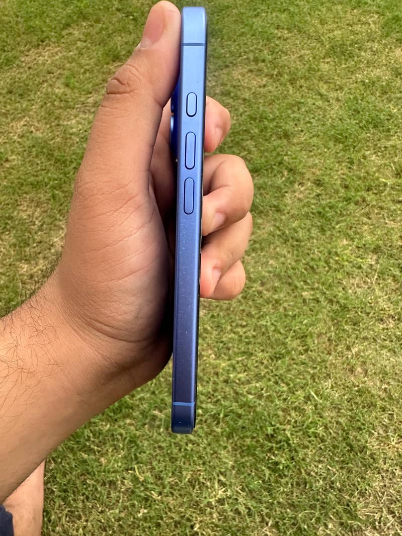 Apple iPhone 16 4