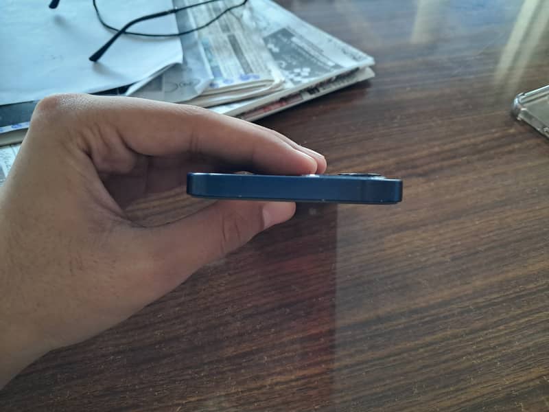 Apple iPhone 12 4