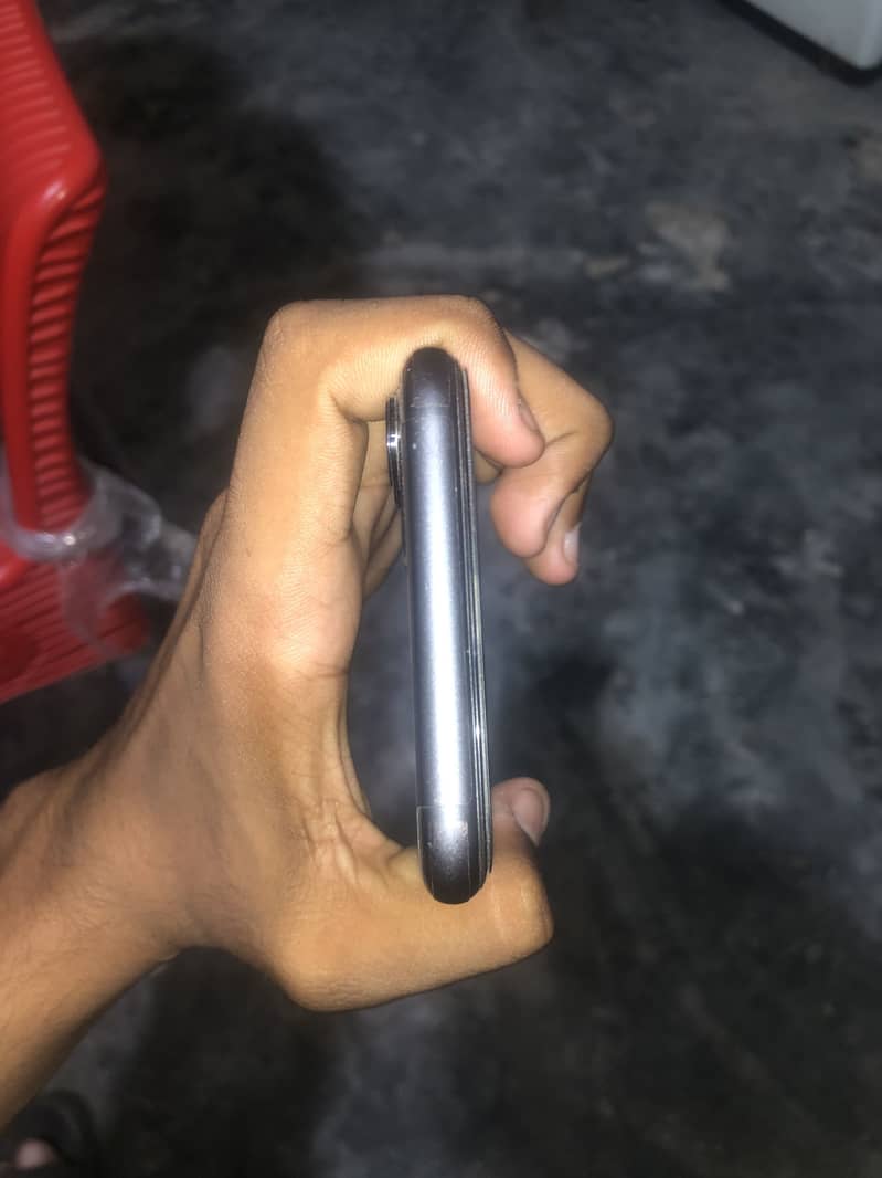 Apple iPhone 11 4