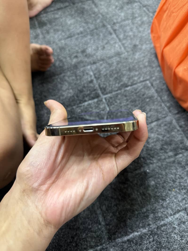 Apple iPhone 12 4