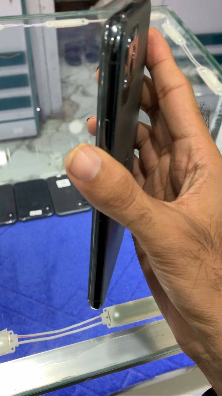 Apple iPhone 11 Pro Max 2