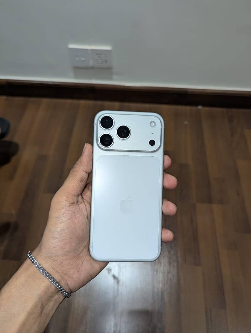 Apple iPhone 17 Pro Max 1