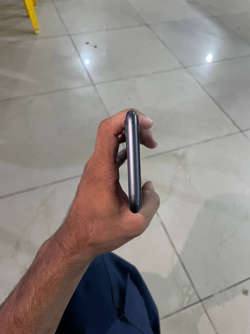 Apple iPhone 11 3
