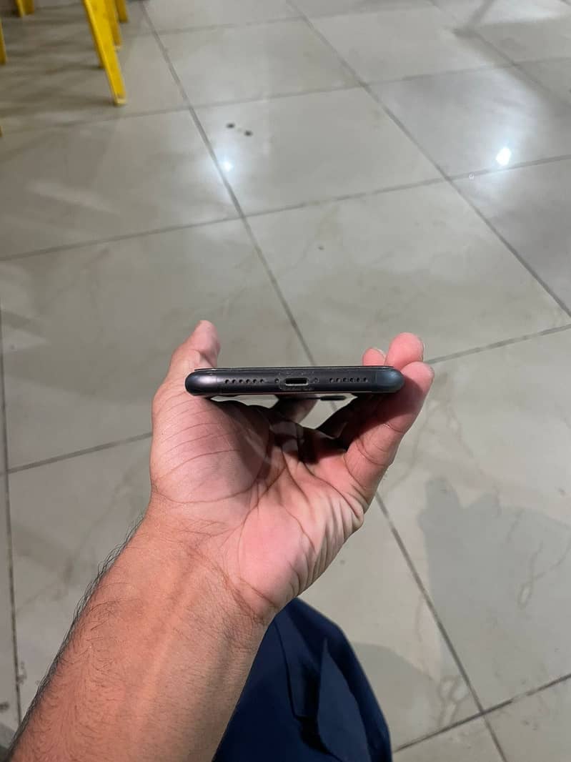 Apple iPhone 11 4