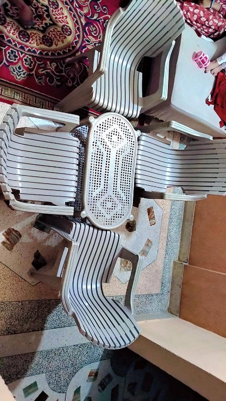 Table & chairs 0