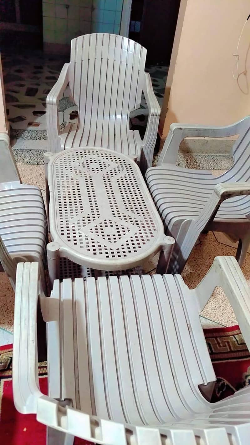 Table & chairs 1