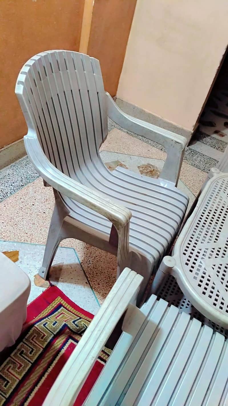Table & chairs 2