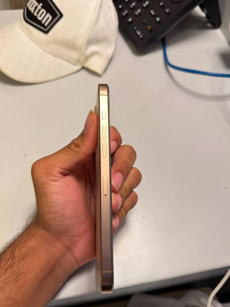 Apple iPhone 16 Pro Max 4