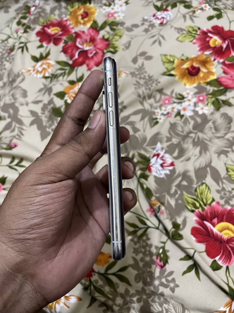 Apple iPhone X 4