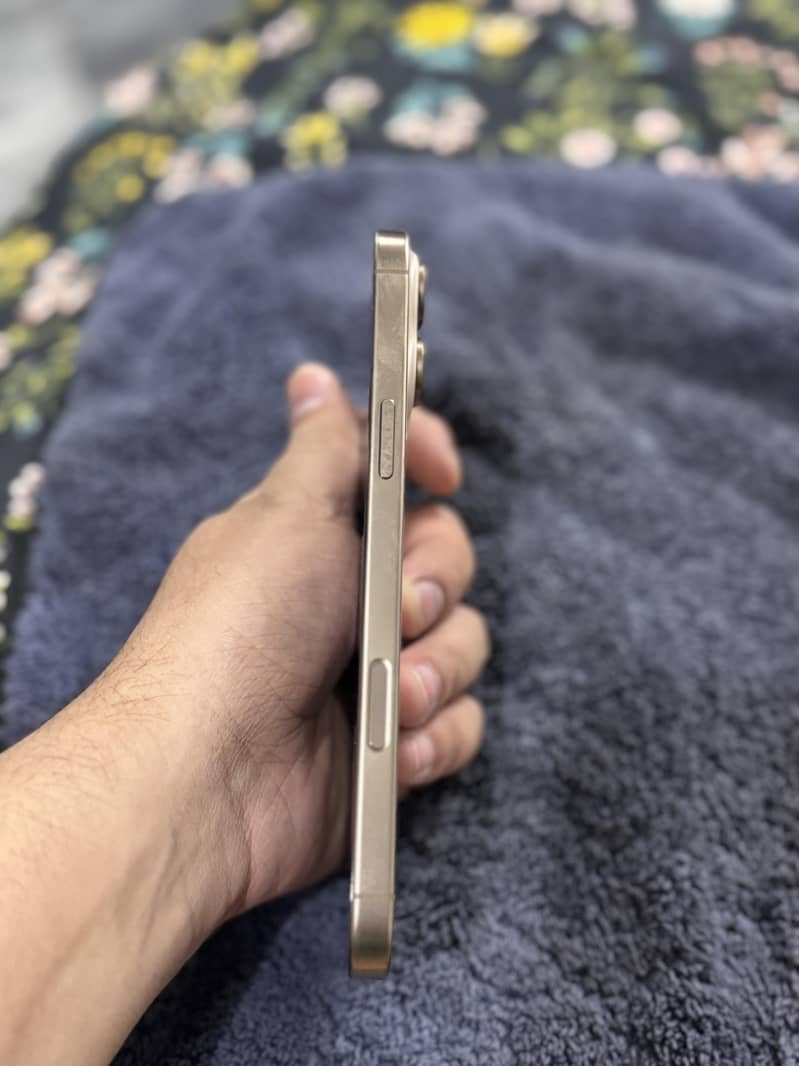 Apple iPhone 16 Pro Max 6