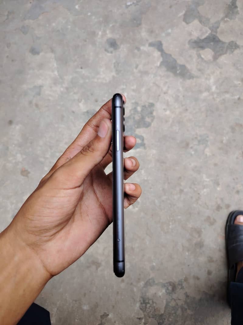 Apple iPhone 11 3
