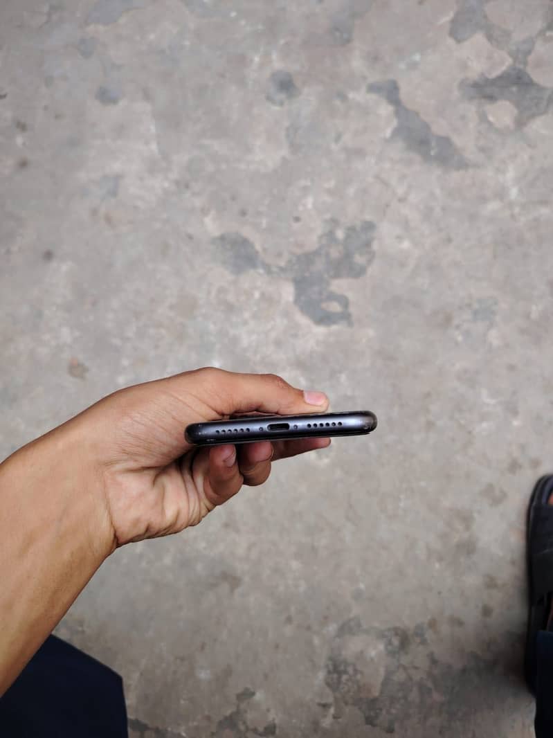 Apple iPhone 11 4