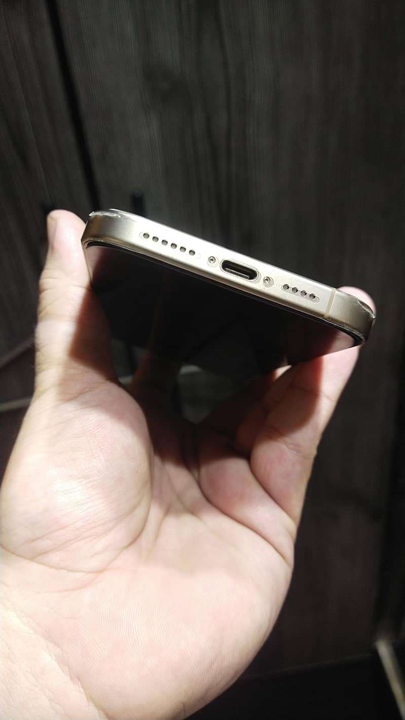 Apple iPhone 16 Pro Max 9