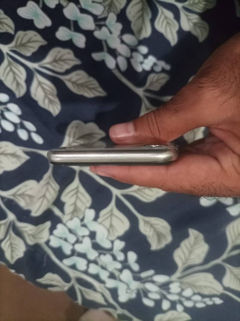Apple iPhone X 4
