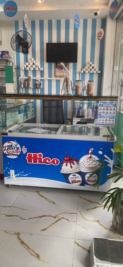 Saleman for ice cream scooping shop