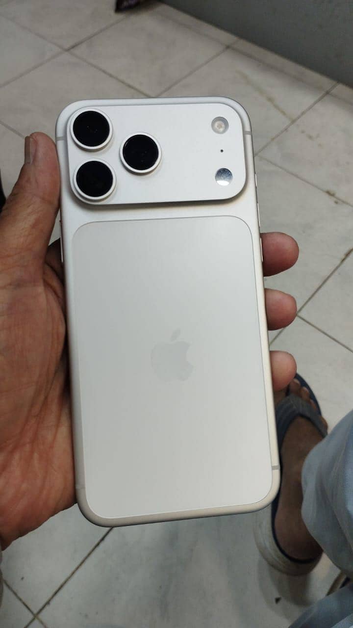 Apple iPhone 17 Pro Max 1