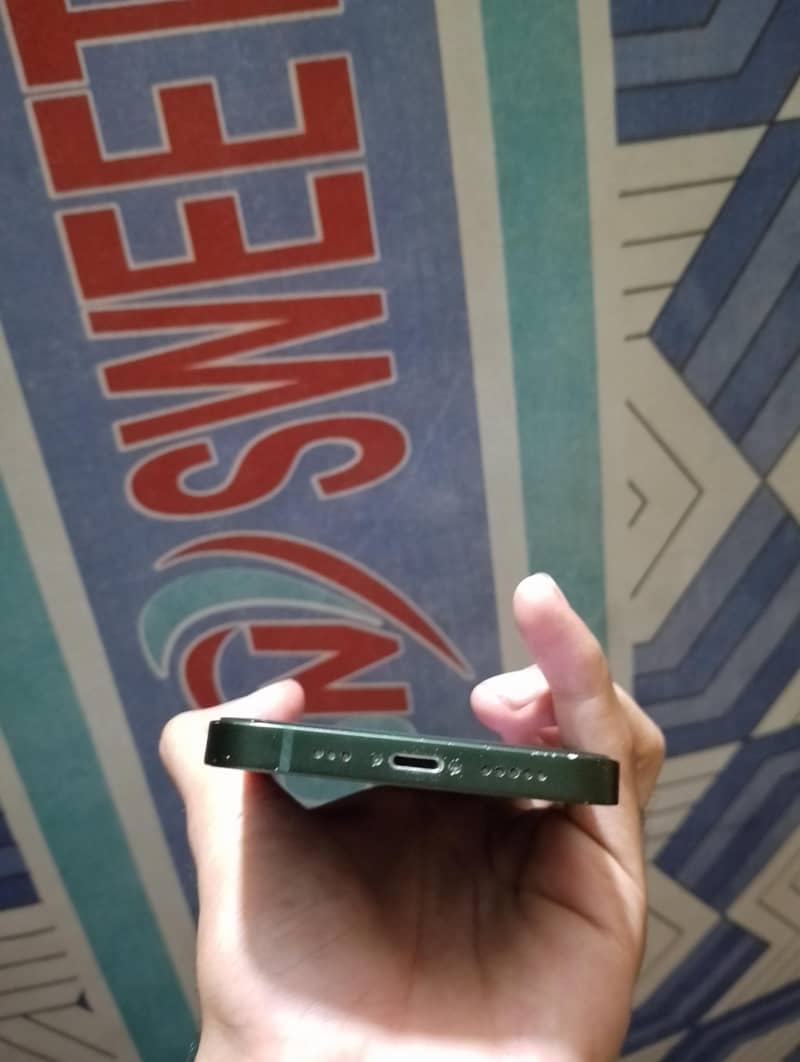 Apple iPhone 13 6