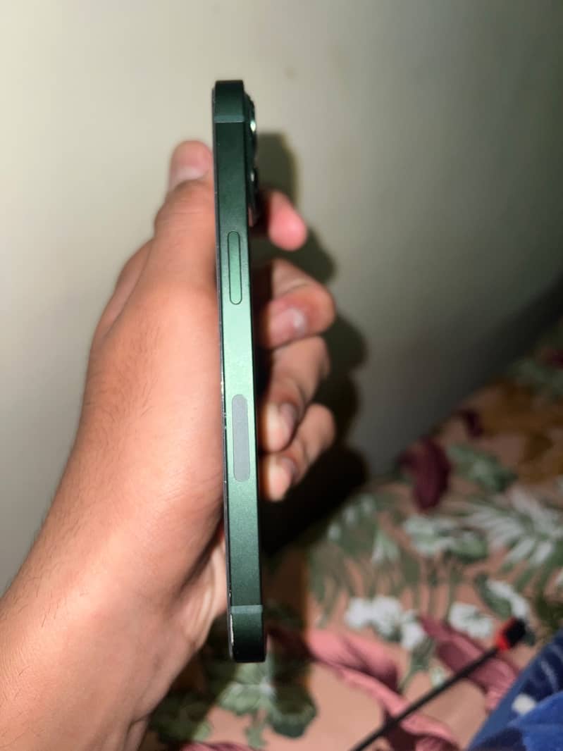 Apple iPhone 13 4