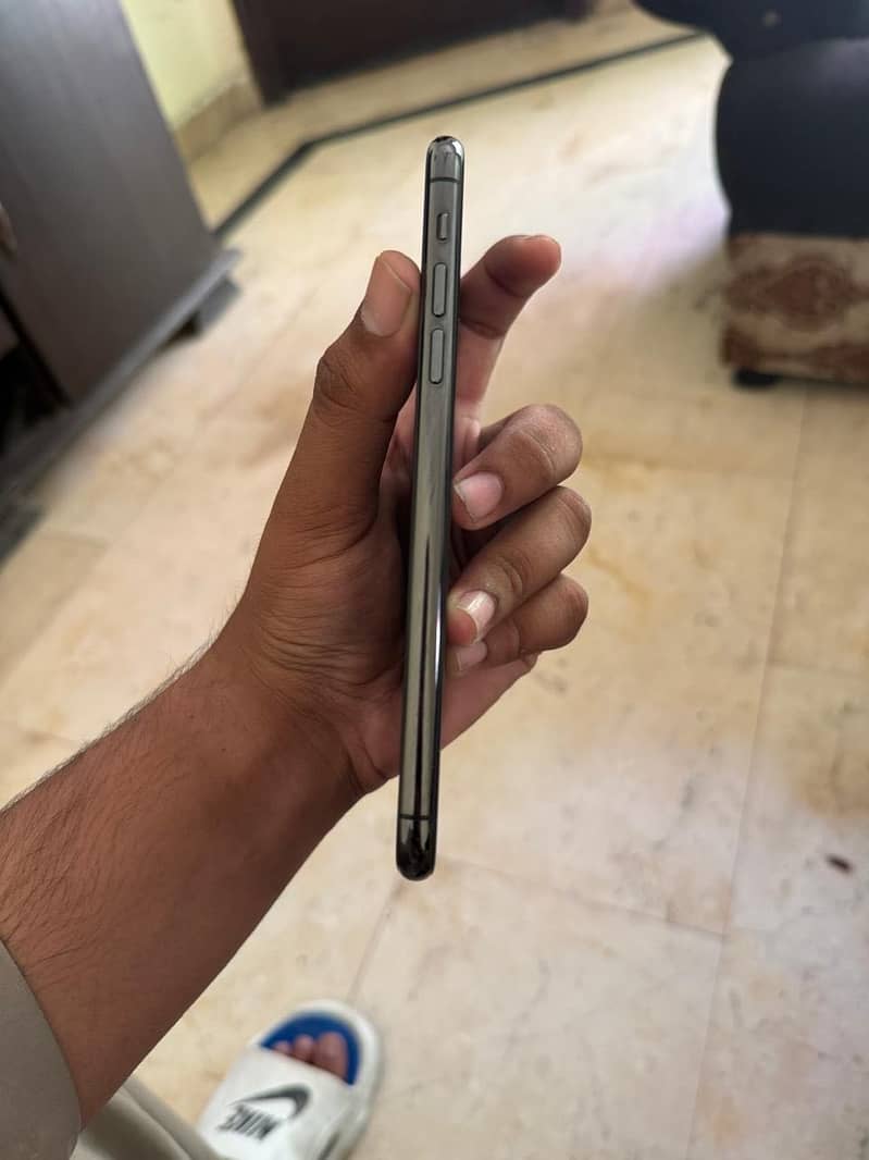 Apple iPhone 11 Pro Max 2