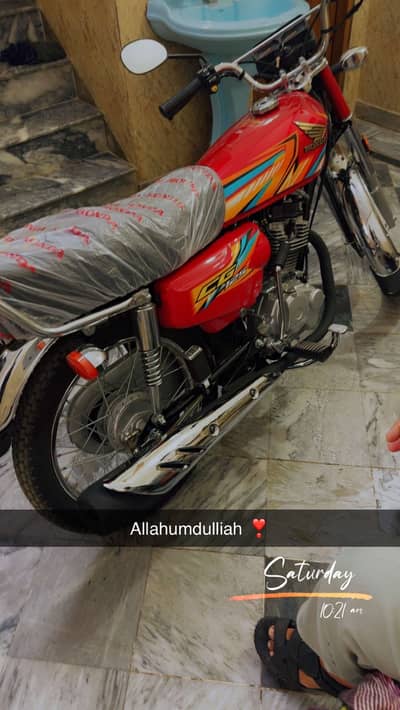 Honda 125 red color