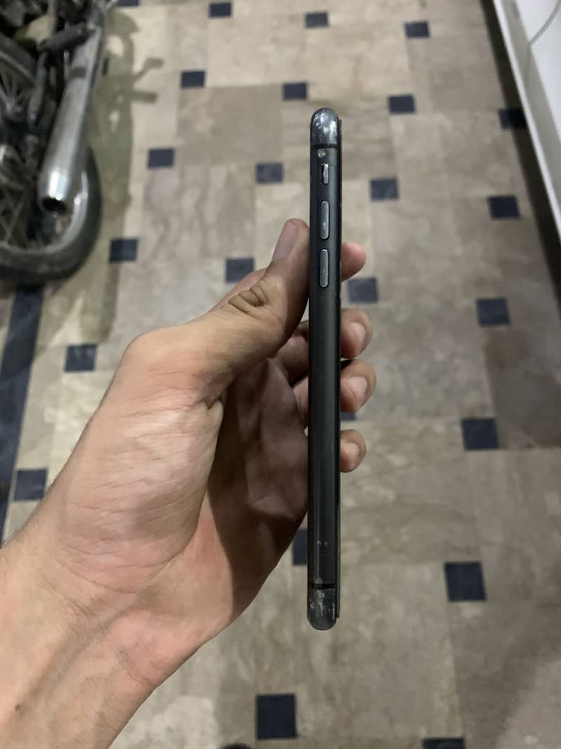 Apple iPhone 11 4